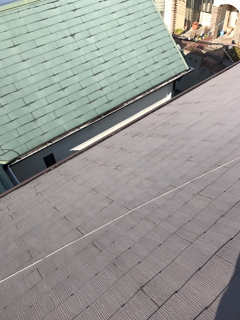 広範囲に色あせた屋根