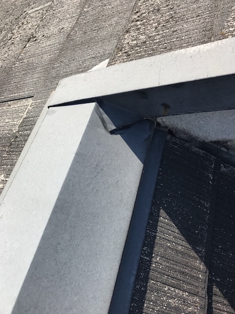 大阪市城東区で屋根と外壁の取り合いを点検、壁際板金の補修跡と端部処理を確認