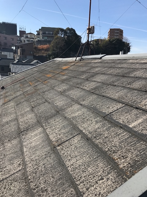 大阪市城東区で屋根全体を点検し、色あせと表面劣化が広がるセメント系屋根材を確認