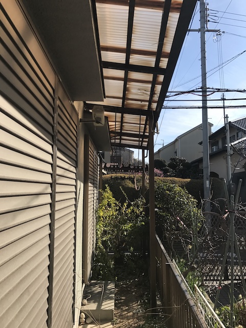 側面の軒先と外壁通路