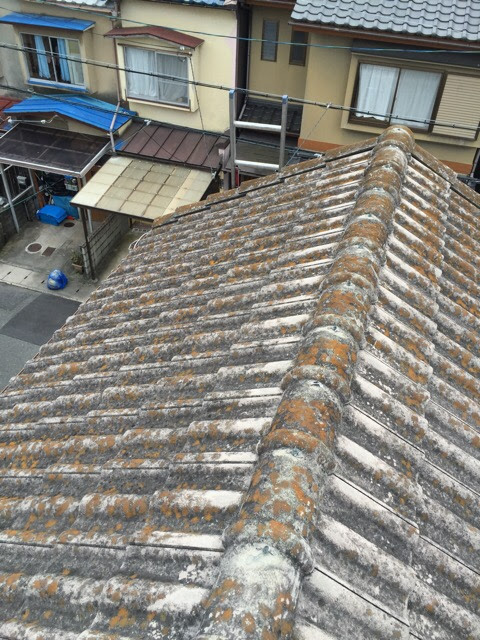 経年劣化により防水性が失われ葺き替えが必要な大正区の戸建て屋根全景