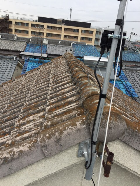 セメント瓦の隙間とアンテナ支柱足元の漆喰劣化による雨漏りリスクの検証状況