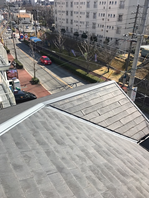 大阪市大正区で屋根点検したカラーベストに色あせ・反り・浮き・端部の欠けを確認