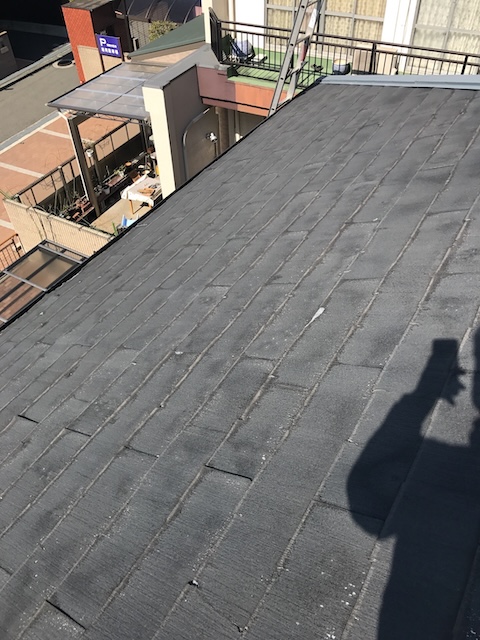 大阪市大正区で確認したカラーベストの反り・浮き・層間剥離による屋根の波打ちと飛散リスク