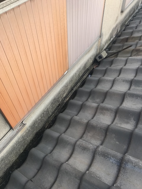 窓下外壁の連続した黒ずみ