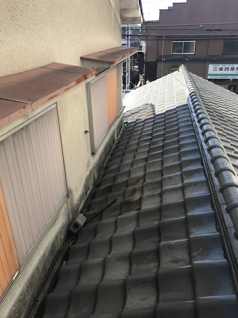 窓下外壁と瓦屋根の全景