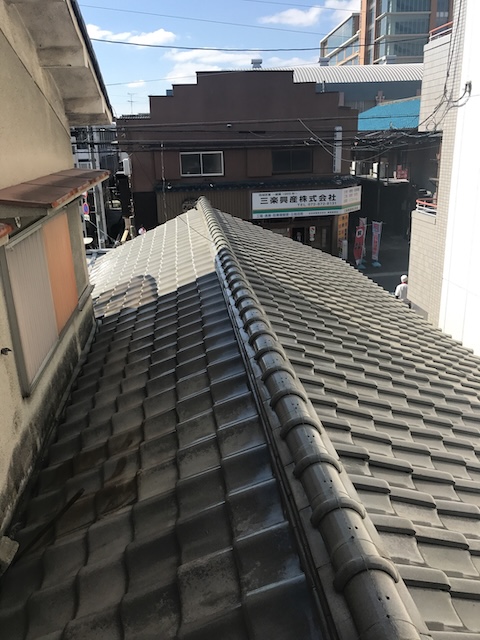 大阪市天王寺区で瓦屋根の棟瓦と瓦のズレを点検、隣接壁際の乱れも確認した現地調査