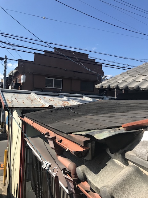 大阪市天王寺区で軒先の雨樋と排水状態を確認、清掃・部分補修の要否を見極める現地調査