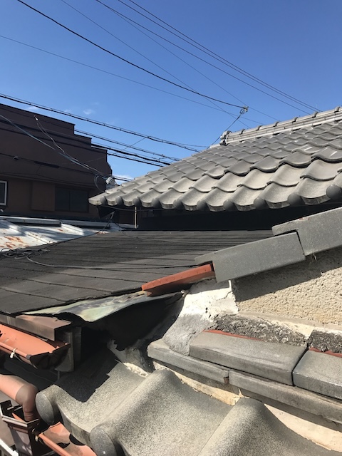 大阪市天王寺区で下屋の屋根端部と取り合いを調査、黒い屋根面の浮きと瓦屋根接点の隙間を確認