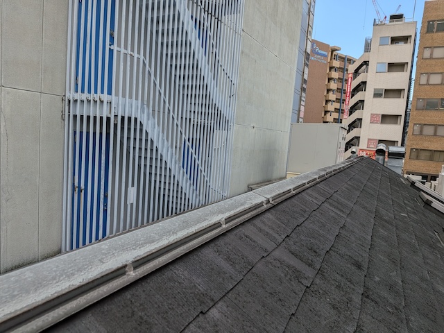 天窓側面の劣化と雨水滞留リスクの状況
