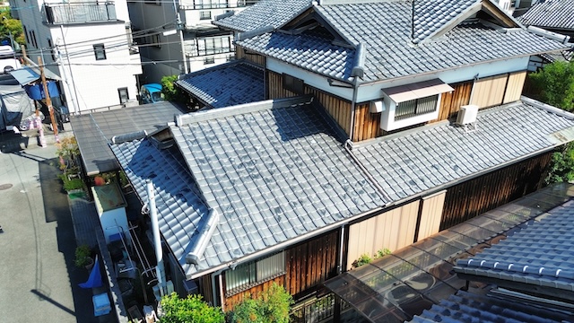 富田林市で瓦屋根の谷部排水を点検、接合部まわりの雨仕舞いと色むらを確認した屋根点検