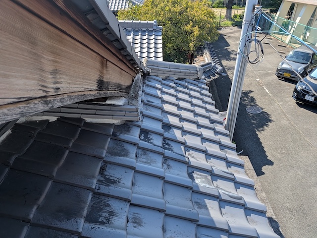 富田林市で瓦のズレと欠けを点検、雨仕舞いの乱れが見られた瓦屋根の屋根点検