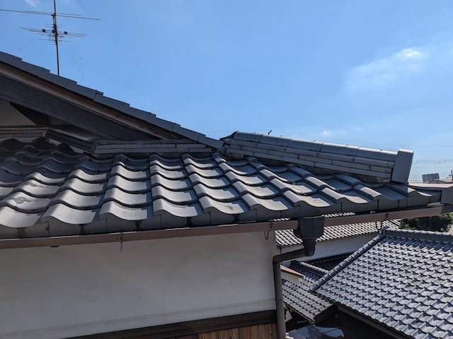 瓦屋根全体と棟の状態
