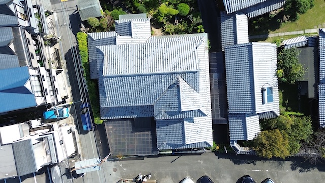 瓦屋根全体の上空写真
