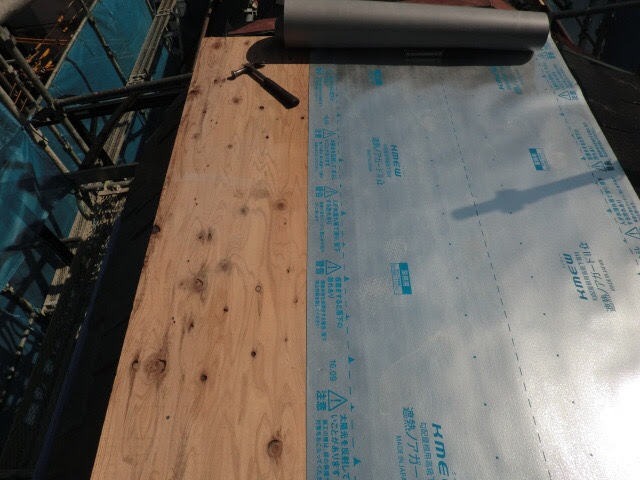 野地板と防水紙の施工