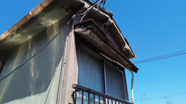 東大阪市の現場で確認された瓦のズレと下地の腐食が激しい箇所のクローズアップ画像