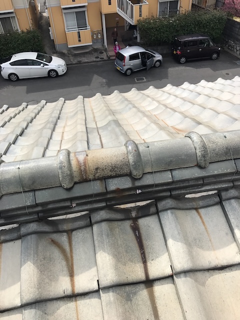 大阪市旭区で瓦に茶色い筋と色むらを確認、雨漏りとの関係を見極める現地調査