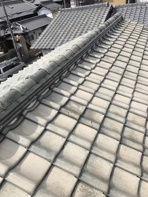 瓦屋根全体の色むら