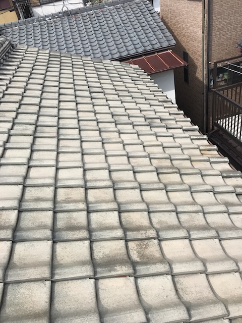 大阪市旭区で道路から見えない屋根と隣家側の瓦屋根を点検し、棟まわりと各面の並びを確認