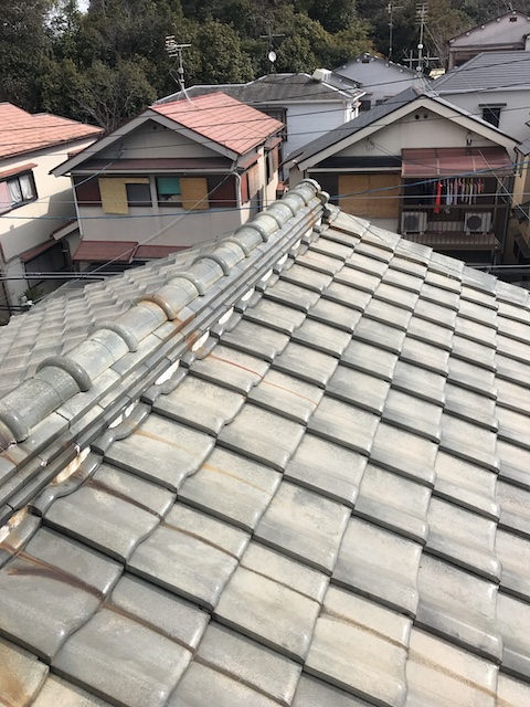 棟沿いに見える茶色い筋