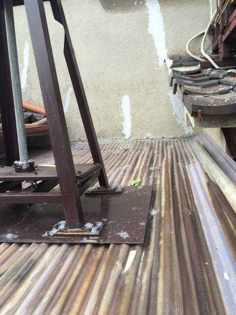 藤井寺市でベランダ下から雨漏り？解体不要の屋根葺き替えで費用削減