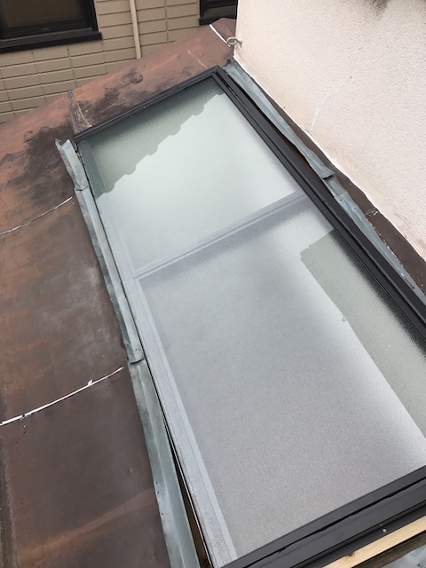 大阪市東住吉区で天窓点検、トップライト窓枠と壁際水切りの納まりを確認し雨漏り予防を検討