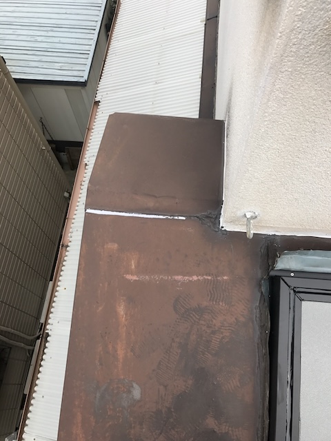 壁際の変色した板金屋根
