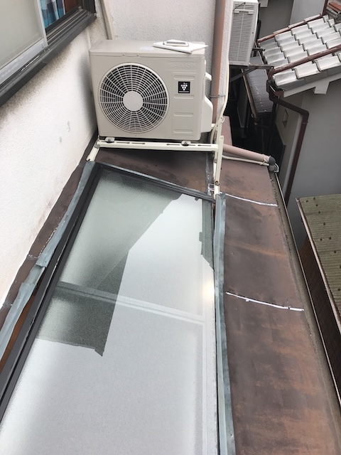 室外機横の金属屋根変色
