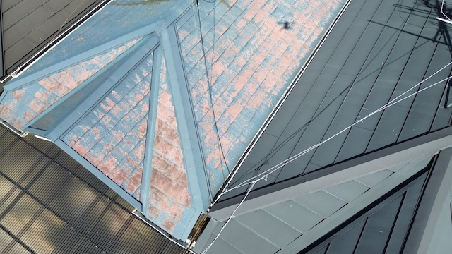  大阪市東成区での屋根診断。劣化が著しい屋根とドローンの影。