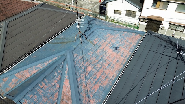 大阪市東成区の上空から撮影した屋根全体の劣化状況。カバー工法によるリフォームをご提案。