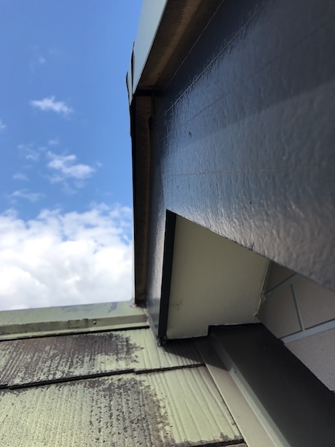 大阪市東成区で屋根の壁際点検、雨押え板金の端部とつなぎ目に集まる劣化サインを確認
