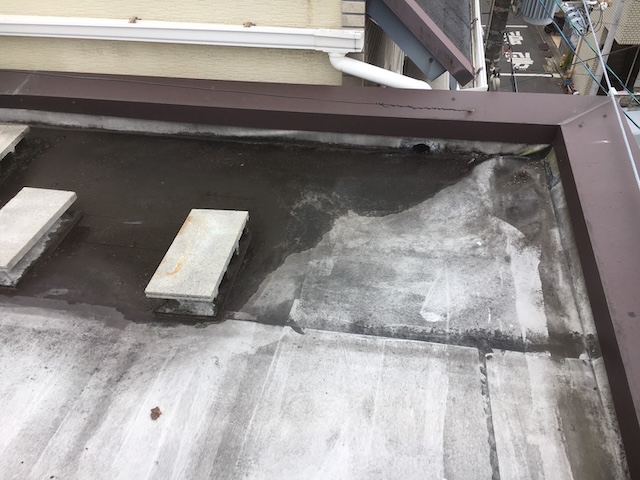 東淀川区で陸屋根点検、屋上の色むらと防水層の劣化サインを確認した現地調査