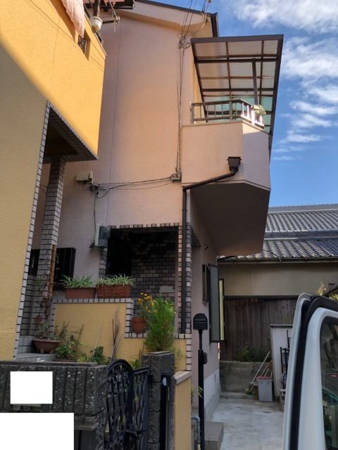 八尾市の戸建住宅で雨漏りした跡があるので、無料点検と屋根と壁のカバー工法の見積もり依頼