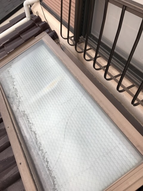 経年汚れが見える天窓