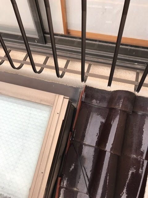 天窓側面と壁際の瓦