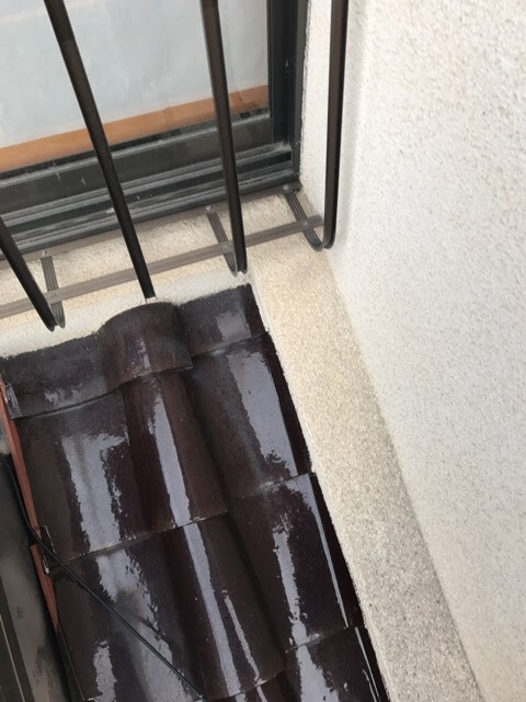 大阪市此花区で天窓（トップライト）の雨漏り調査、壁際と瓦まわりに水がたまりやすい状態を確認