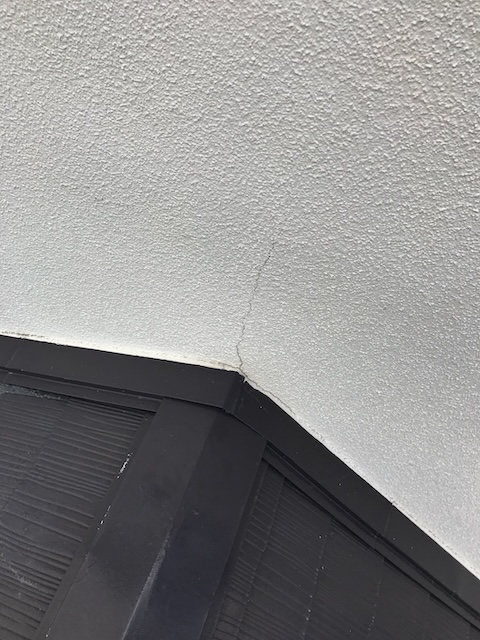 此花区で屋根の軒先点検を実施、外壁のひび割れと屋根表面の色あせを確認した建物外観調査