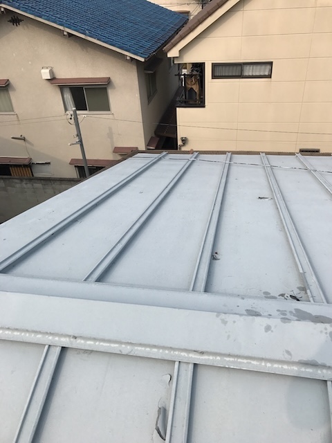 浪速区で金属屋根の屋根点検を実施、瓦棒屋根の継ぎ目や表面の傷み・変形を確認