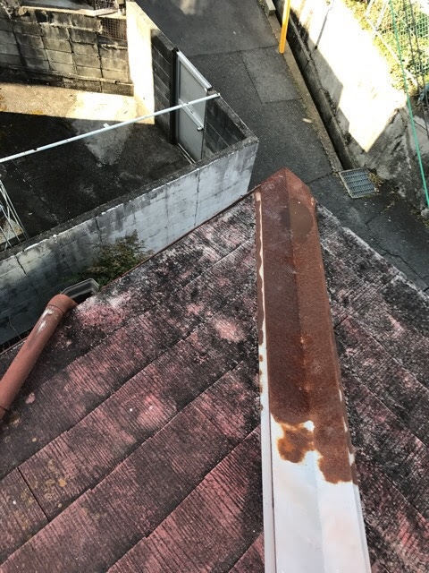 錆びた棟板金の様子