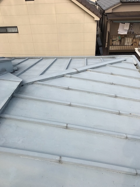 板金が交差する屋根面