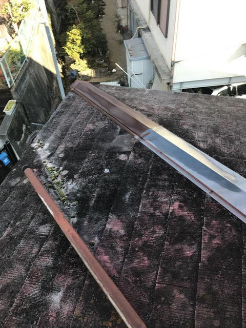 錆びた棟板金の屋根面