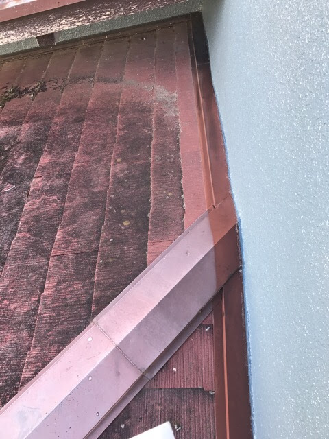 大阪市浪速区で台風前に確認した棟板金の錆びと浮き気味の状態、色あせたスレート屋根のカバー工法調査