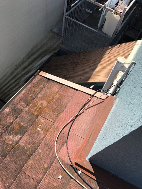 大阪市浪速区で確認したスレート屋根の塗膜剥離と白化・コケ付着に伴う屋根カバー工法検討
