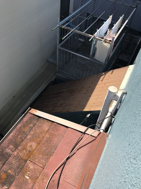 大阪市浪速区で調査した色あせやコケが広がるスレート屋根の全景
