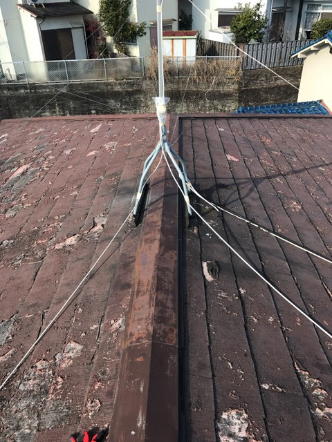 大阪市浪速区で確認したボロボロのスレート屋根と赤錆が進んだ棟板金の長雨対策調査