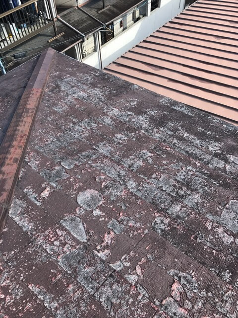 大阪市浪速区で屋根から黒い欠片が落ちるご相談、スレート屋根の層状剥離と棟板金の赤錆を現地調査