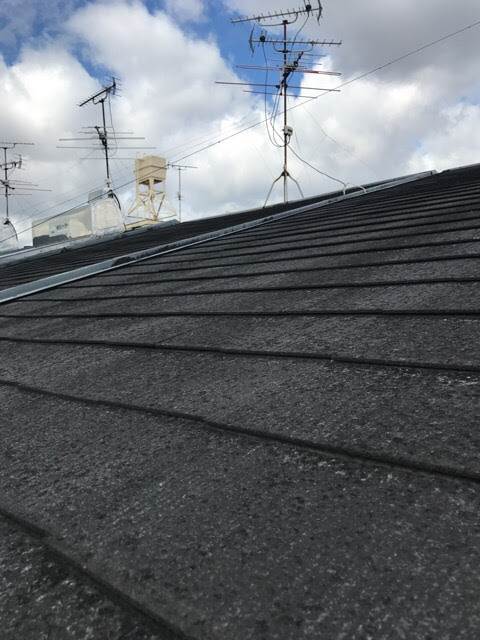 大阪市淀川区で確認したカラーベスト屋根の白化と塗膜劣化、表面全体のまだら模様を詳しく調査
