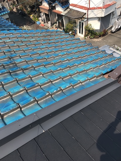 瓦屋根端部の板金納まり