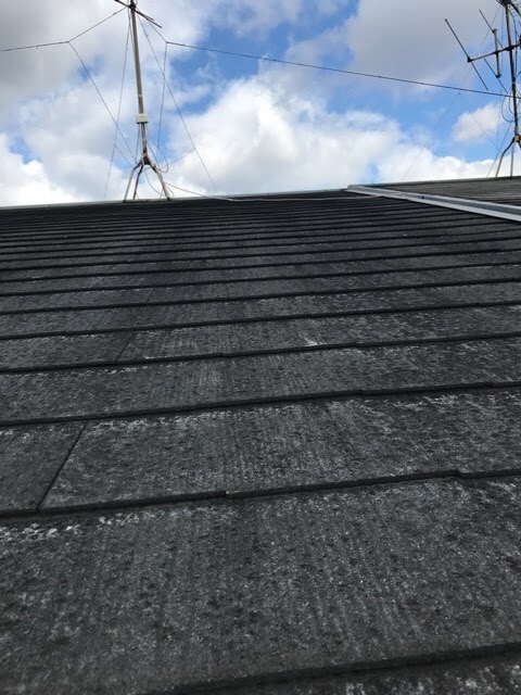 大阪市淀川区で谷板金と雨樋の排水調査、カラーベスト屋根の汚れや配線の状態を確認
