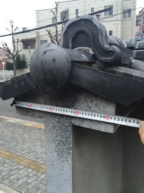 東大阪市でひび割れと汚れが発生している、土葺きの古い和風塀瓦の現地調査